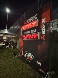 Expobanner Akrapovic erhöht